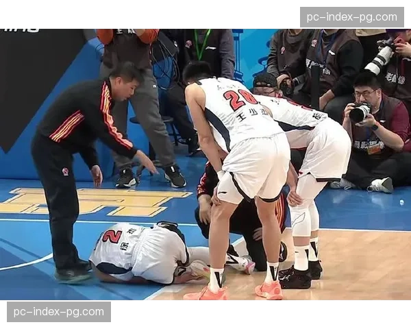 徐杰脚踝反复受伤，穿保护靴参加国家队集训